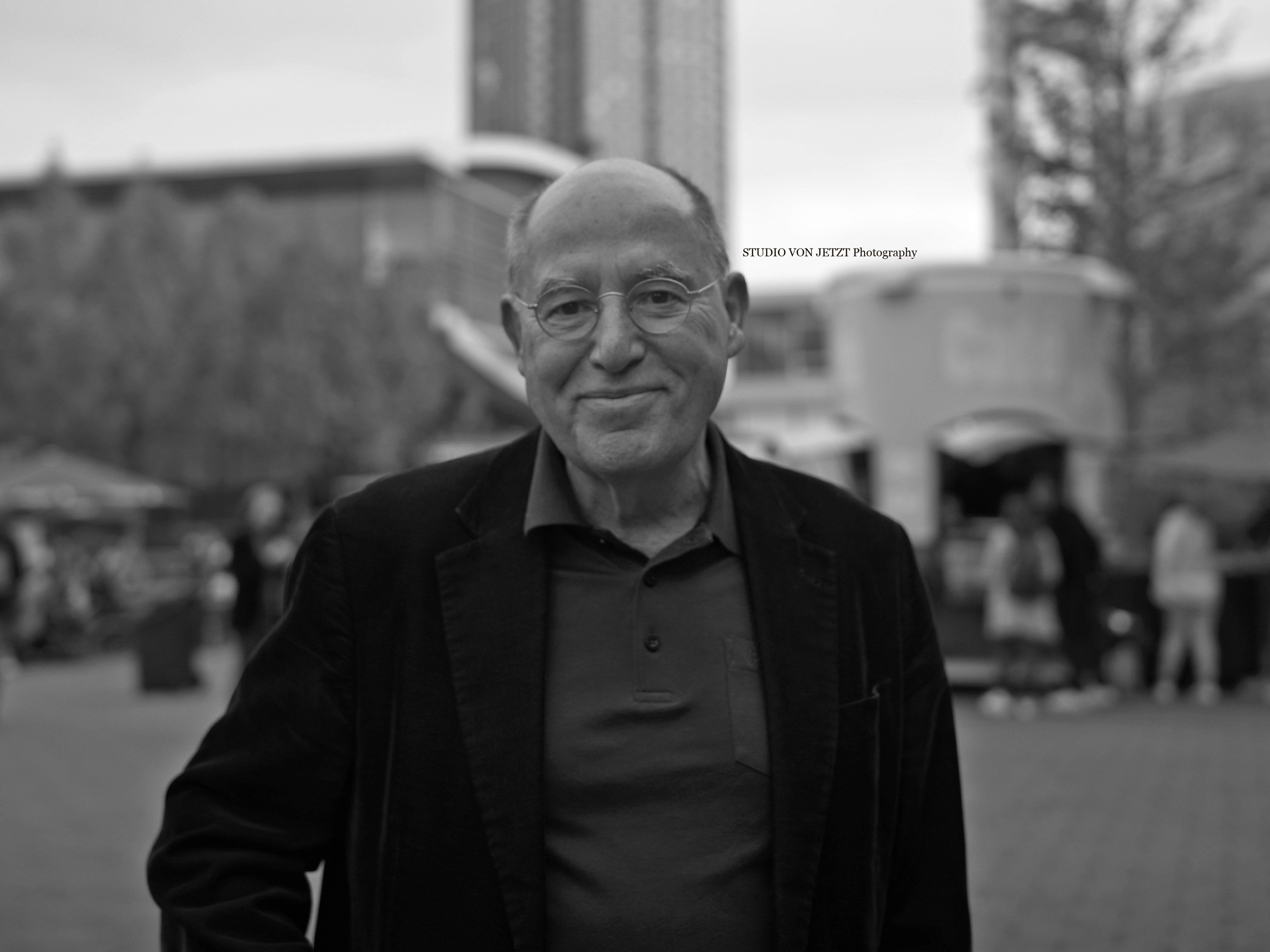 
Dr. Gregor Gysi, Die Linke  | Rechtsanwalt | Geboren am 16. Januar 1948 in Berlin; konfessionslos; geschieden; drei Kinder. Mitglied der Gewerkschaft ver.di und des politischen Beirates des Bundesverbandes der mittelständischen Wirtschaft sowie der Rosa-Luxemburg-Stiftung. 11.09.2024 - Gregor Gysi: Über 56 Kriege und bewaffnete Konflikte gibt es gerade auf der Welt. Die höchste Zahl seit Ende des Zweiten Weltkrieges. Der Haushaltsentwurf wird dieser alarmierenden Entwicklung in keiner Weise gerecht. DIE LINKE fordert deutlich mehr Diplomatie, Deeskalation und Abrüstung.

